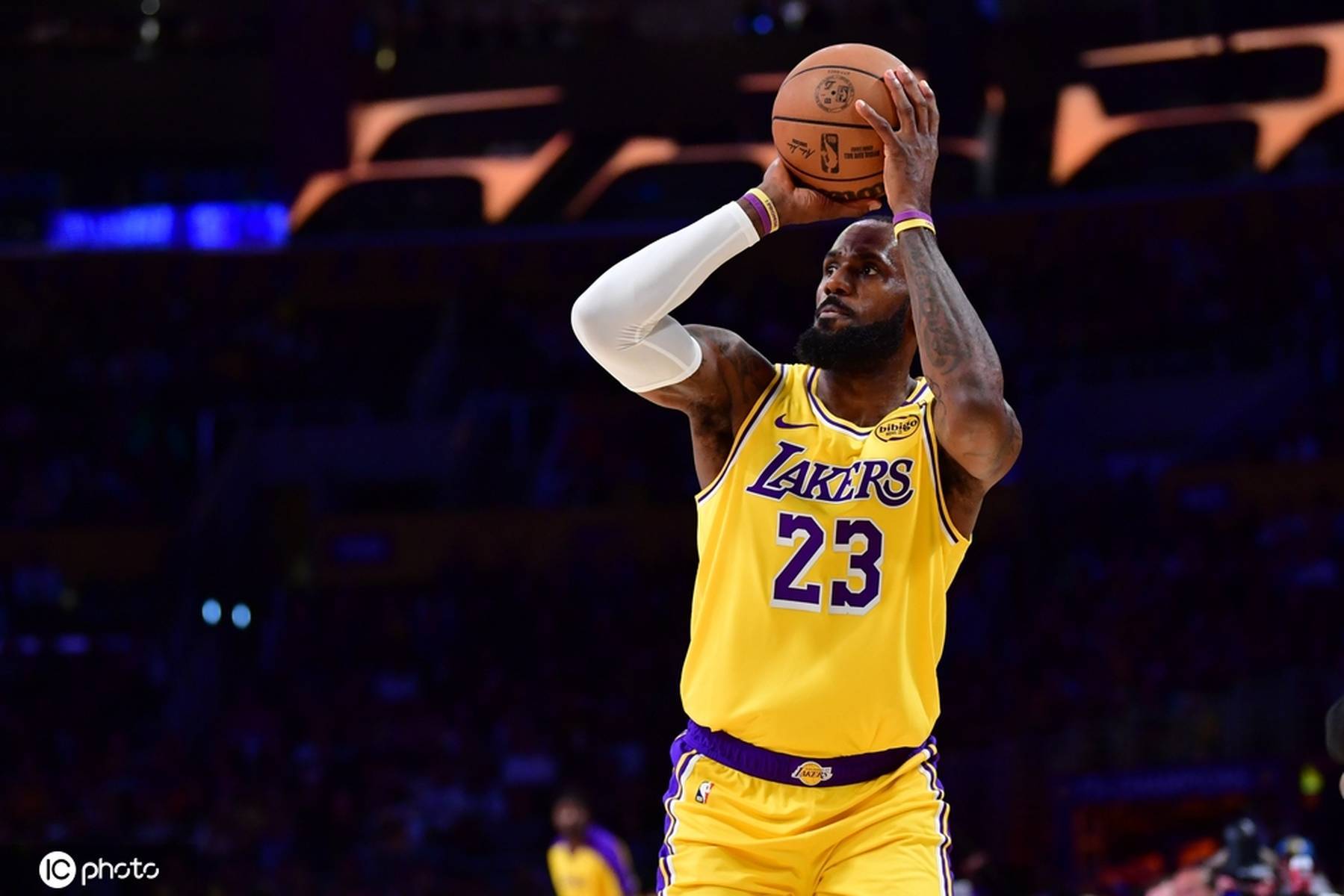 包含中国男篮横扫湖人，米切尔高光表现的词条