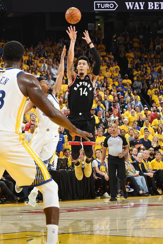 包含步行者鏖战德国男篮，丹尼·格林打破历史纪录的词条