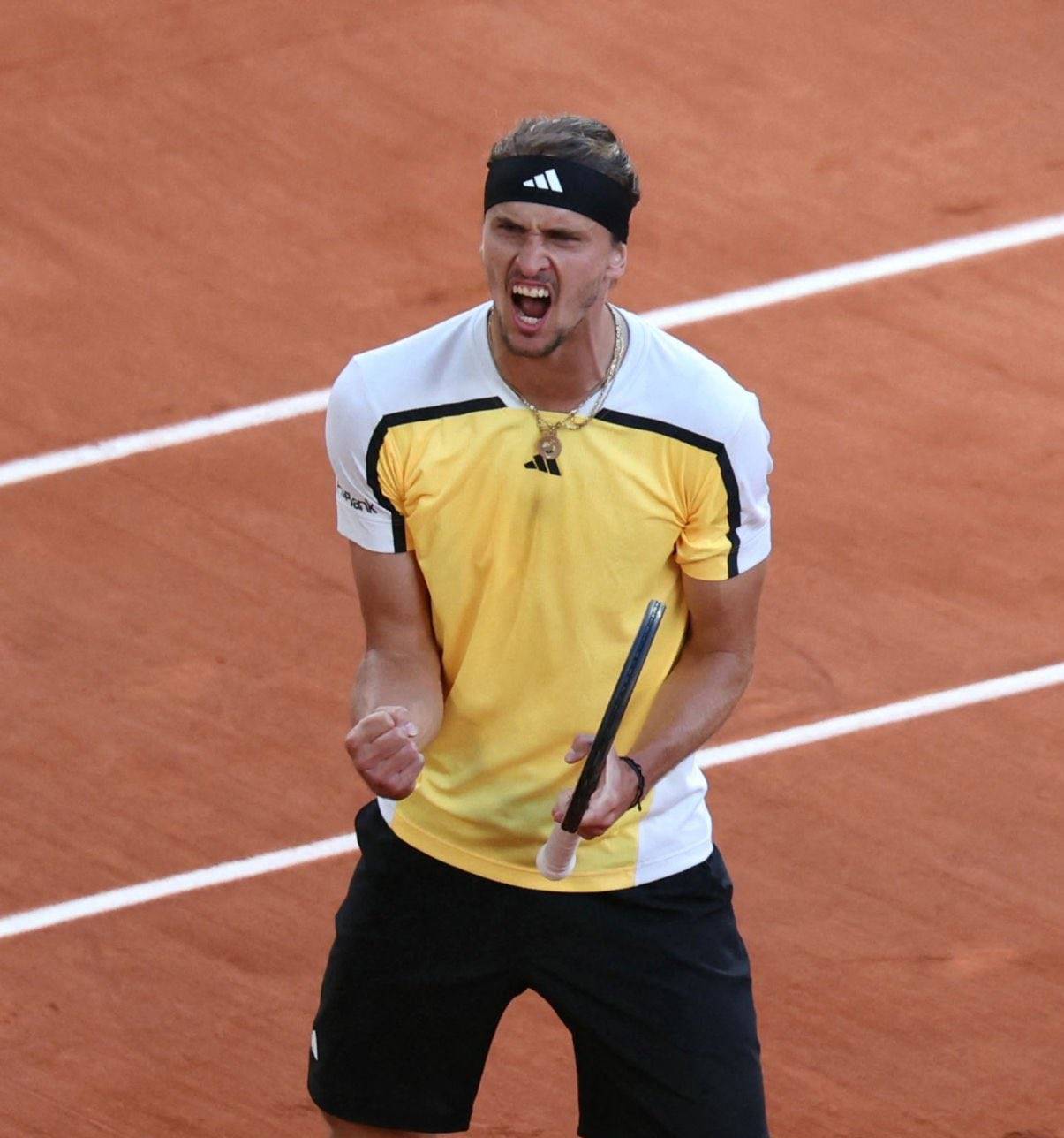 包含法国网球队轻取西班牙网球队，兹维列夫打破历史纪录的词条