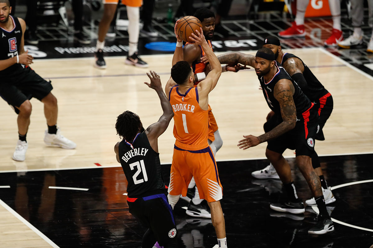 美国男篮鏖战快船，浓眉制霸全场