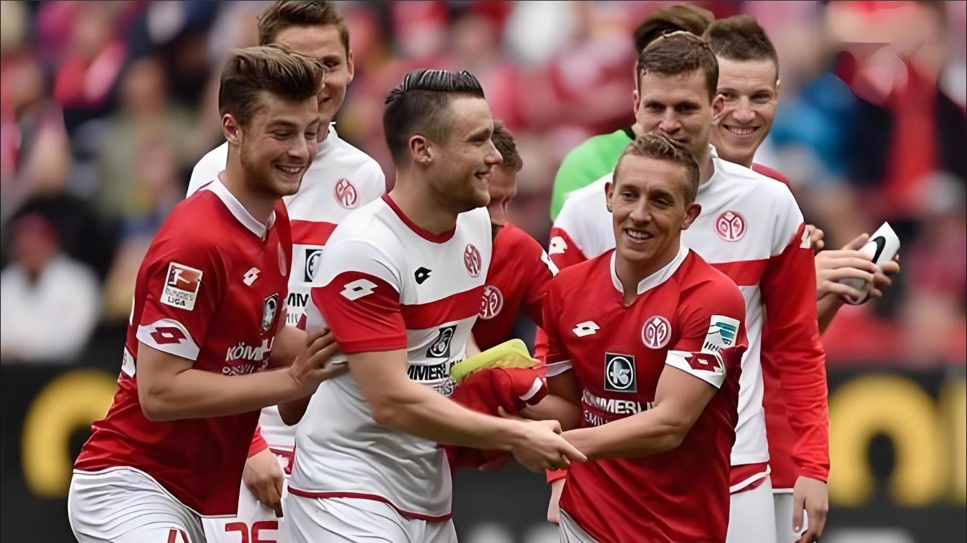 包含门兴格拉德巴赫球员技术精湛，引领球队取胜的词条