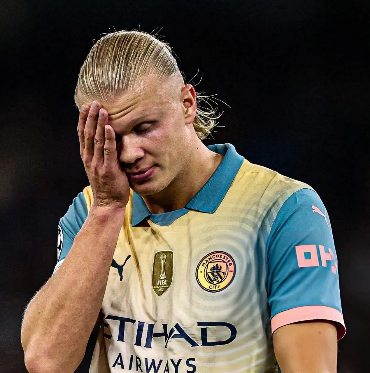 关于曼联挖角哈兰德，欲将其引进球队的信息