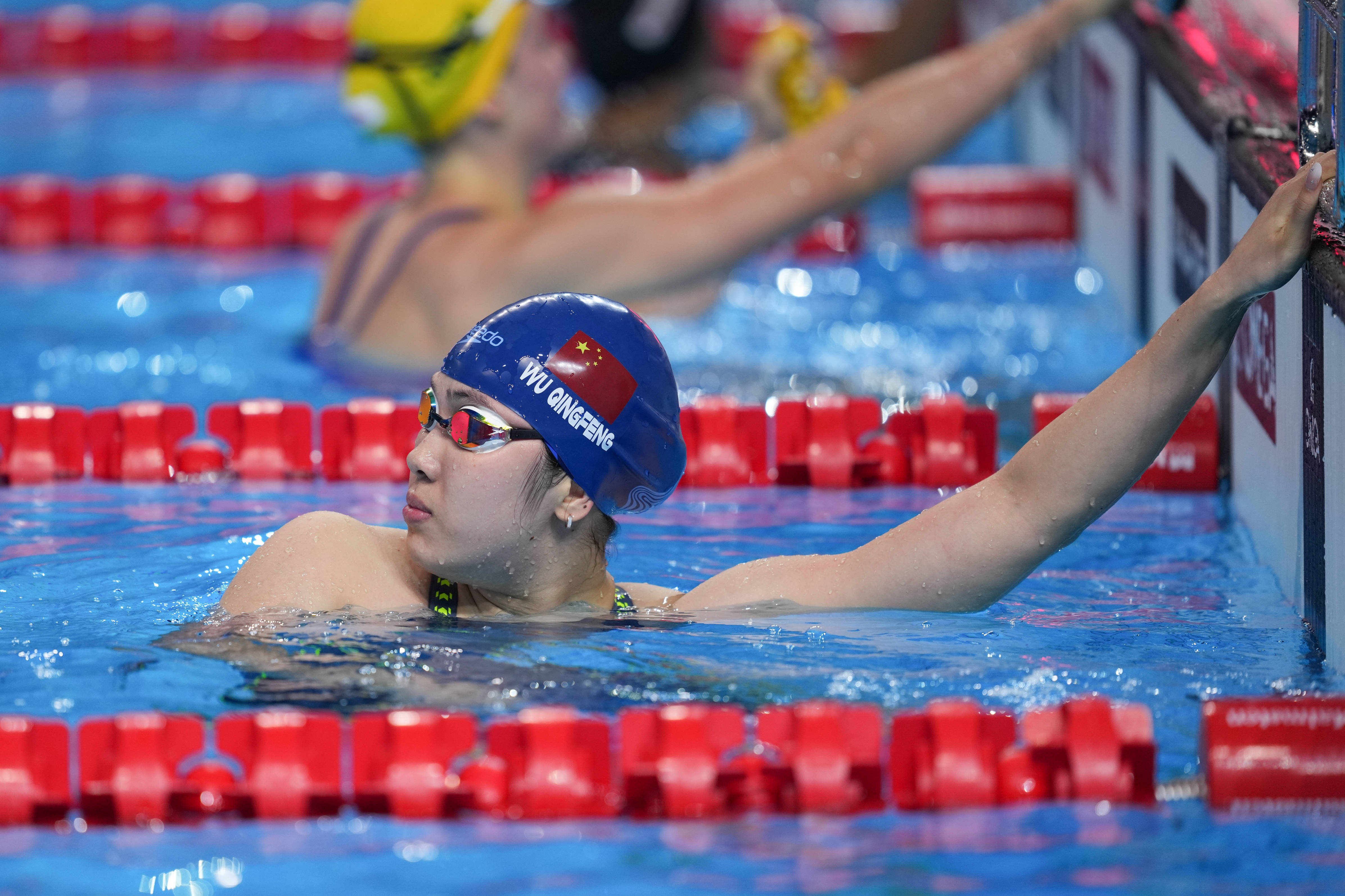 包含澳大利亚游泳队在接力赛中获得冠军的词条