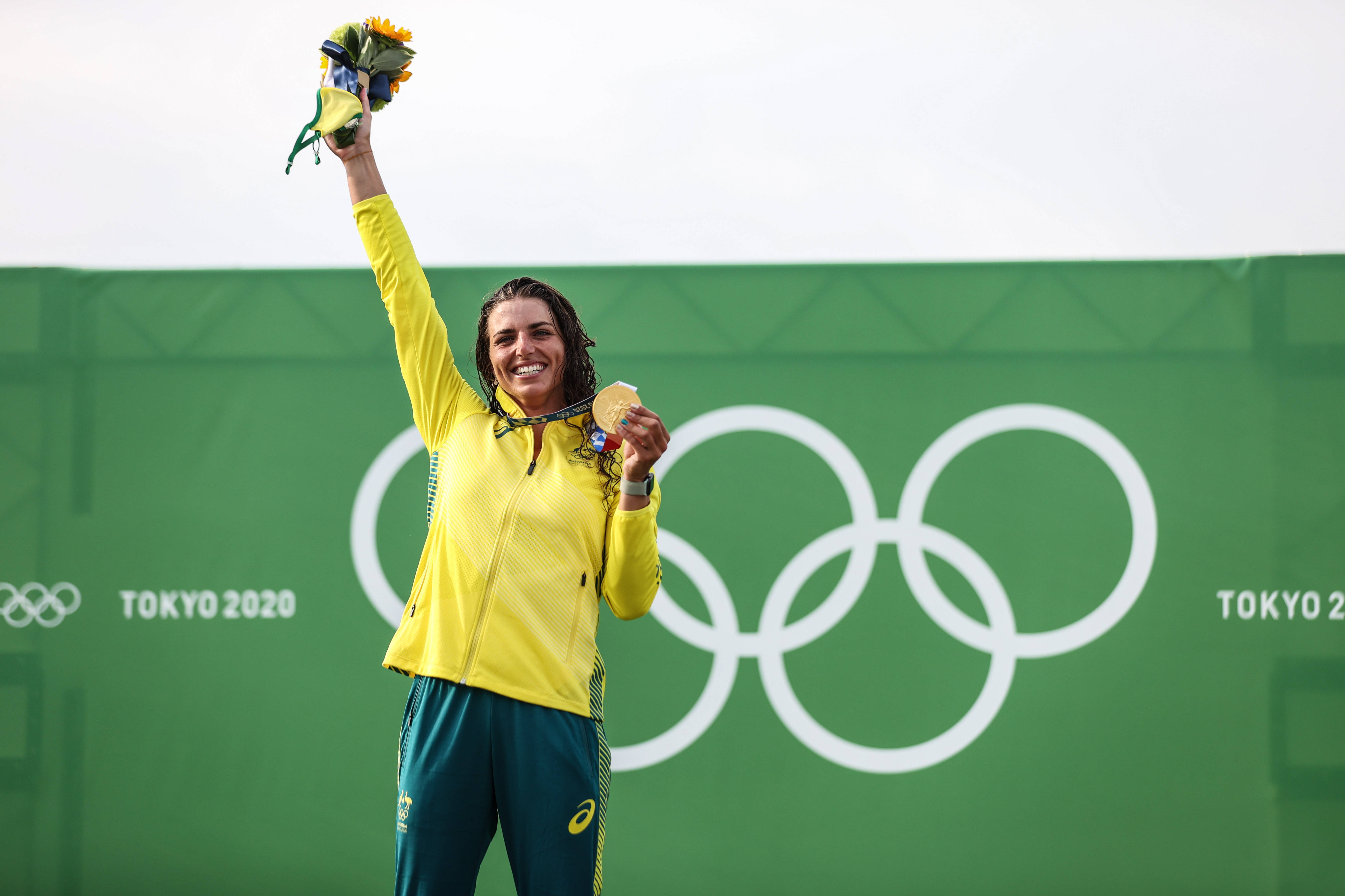 包含澳大利亚游泳队在接力赛中获得冠军的词条