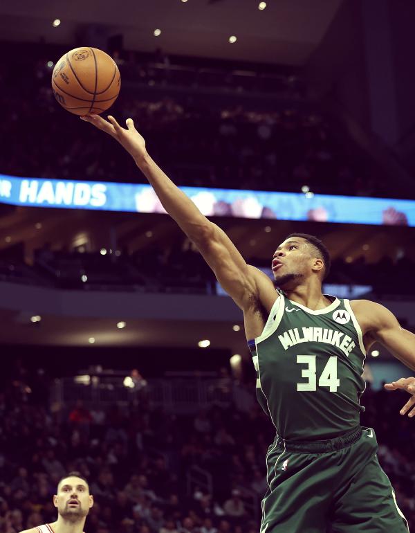 雄鹿轻取公牛，取得十四连胜的简单介绍