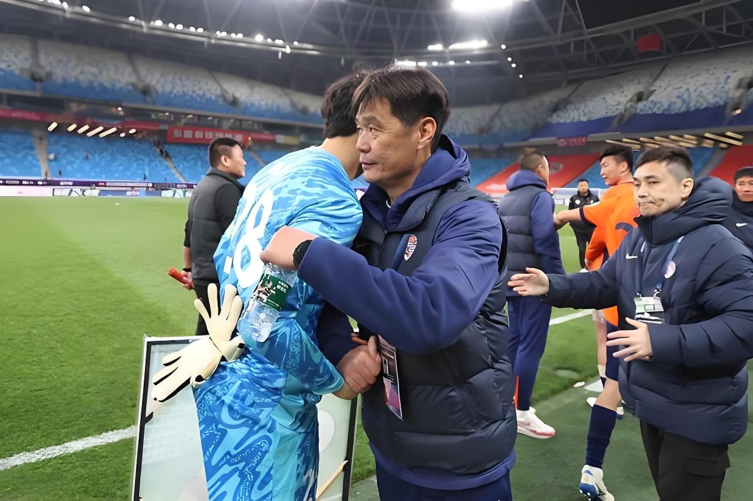 包含球队连续失利，教练因战绩不佳备受质疑的词条