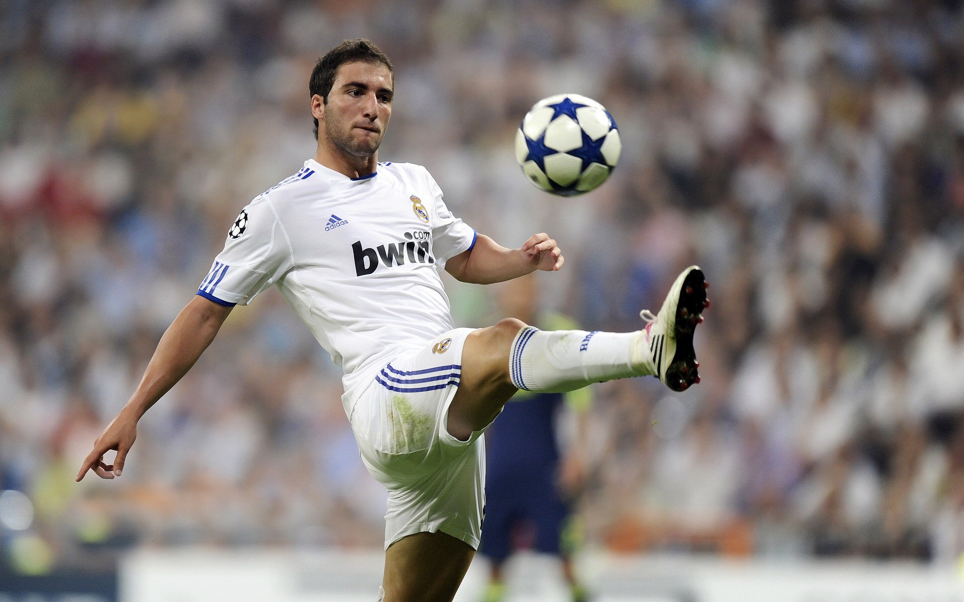 当罗马横扫英格兰，皮克如何用一粒进球点燃赛场与历史